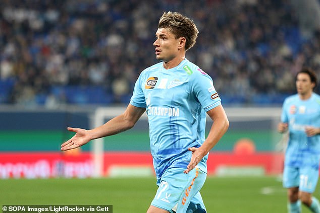 Tuyển thủ ĐT Quốc gia bị nhóm người bịt mặt bắt cóc- Ảnh 1. Tuyển thủ ĐT Quốc gia bị nhóm người bịt mặt bắt cóc- Ảnh 1.