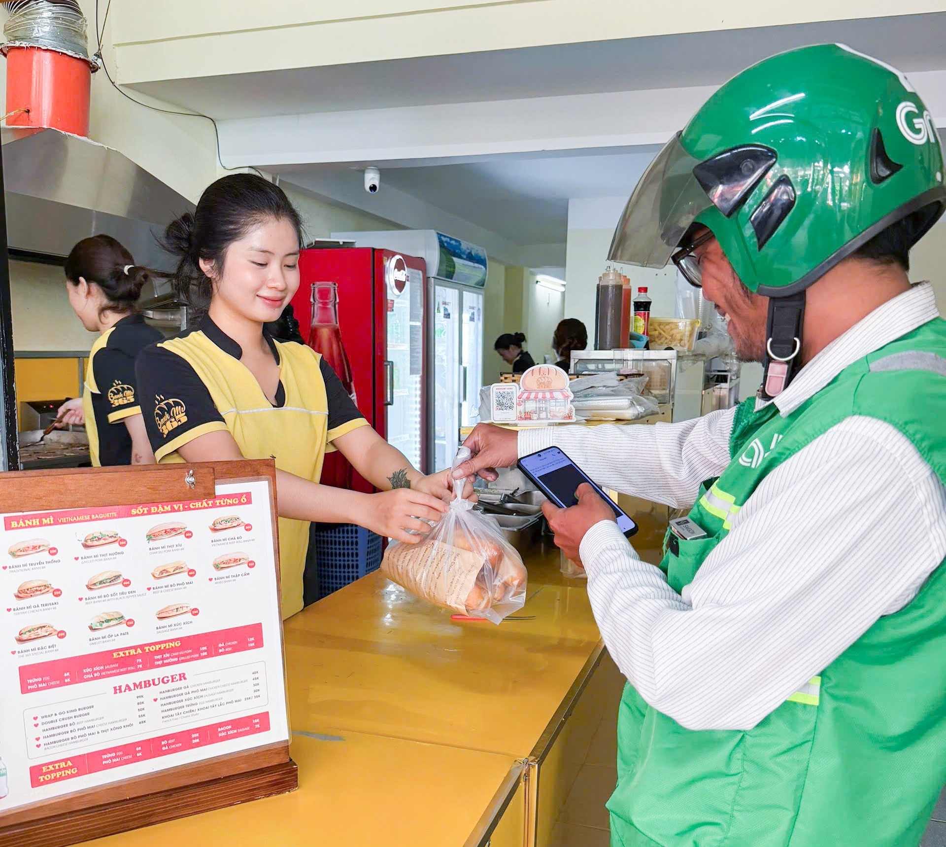 Quán bánh mì miền Trung “lên app” chinh phục du khách, doanh thu tăng 20 lần- Ảnh 2.