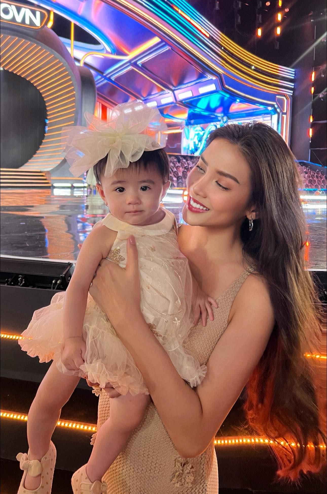 Khi siêu mẫu làm mẹ bỉm: Võ Hoàng Yến đi dạy catwalk thần thái ngút ngàn, vẫn bị con bám dính- Ảnh 1. Khi siêu mẫu làm mẹ bỉm: Võ Hoàng Yến đi dạy catwalk thần thái ngút ngàn, vẫn bị con bám dính- Ảnh 1.