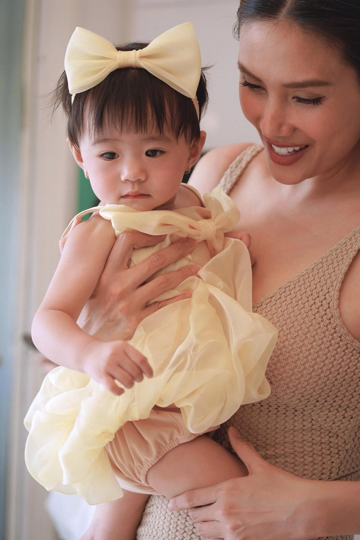 Khi siêu mẫu làm mẹ bỉm: Võ Hoàng Yến đi dạy catwalk thần thái ngút ngàn, vẫn bị con bám dính- Ảnh 6. Khi siêu mẫu làm mẹ bỉm: Võ Hoàng Yến đi dạy catwalk thần thái ngút ngàn, vẫn bị con bám dính- Ảnh 6.