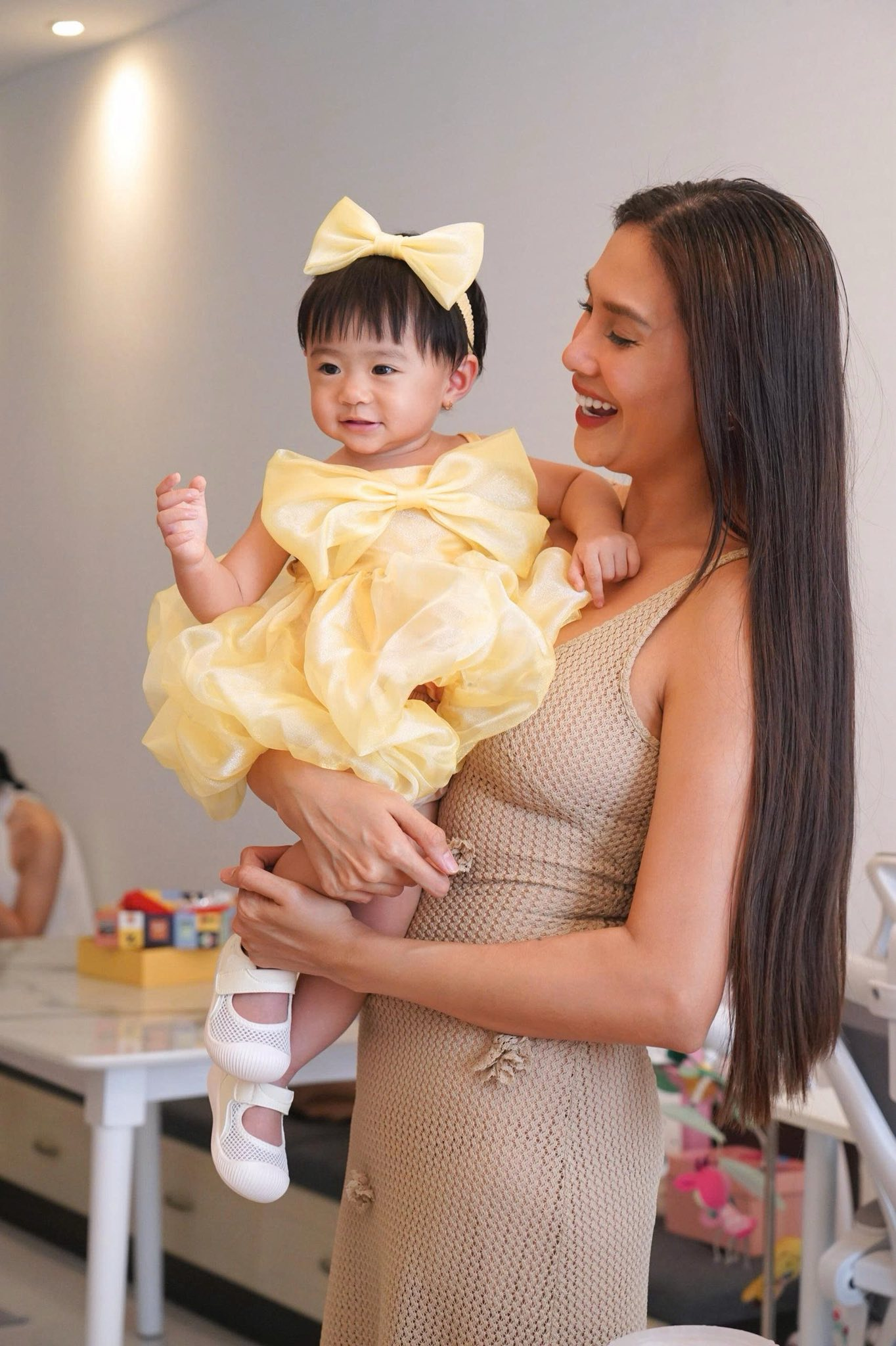 Khi siêu mẫu làm mẹ bỉm: Võ Hoàng Yến đi dạy catwalk thần thái ngút ngàn, vẫn bị con bám dính- Ảnh 7. Khi siêu mẫu làm mẹ bỉm: Võ Hoàng Yến đi dạy catwalk thần thái ngút ngàn, vẫn bị con bám dính- Ảnh 7.