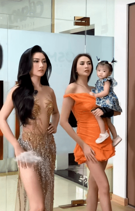 Khi siêu mẫu làm mẹ bỉm: Võ Hoàng Yến đi dạy catwalk thần thái ngút ngàn, vẫn bị con bám dính- Ảnh 4. Khi siêu mẫu làm mẹ bỉm: Võ Hoàng Yến đi dạy catwalk thần thái ngút ngàn, vẫn bị con bám dính- Ảnh 4.