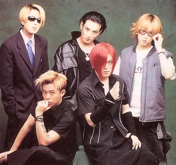 Cấm sóng nam ca sĩ 3 năm vì tội cờ bạc trái phép- Ảnh 3. Cấm sóng nam ca sĩ 3 năm vì tội cờ bạc trái phép- Ảnh 3.