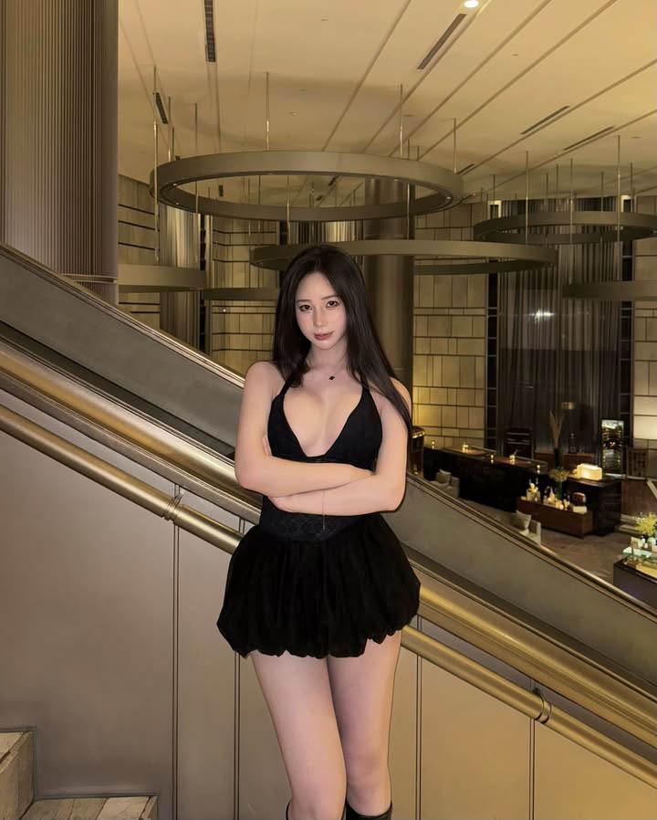 Hot girl chuyên diện đồ táo bạo làm fan ngỡ ngàng- Ảnh 5.