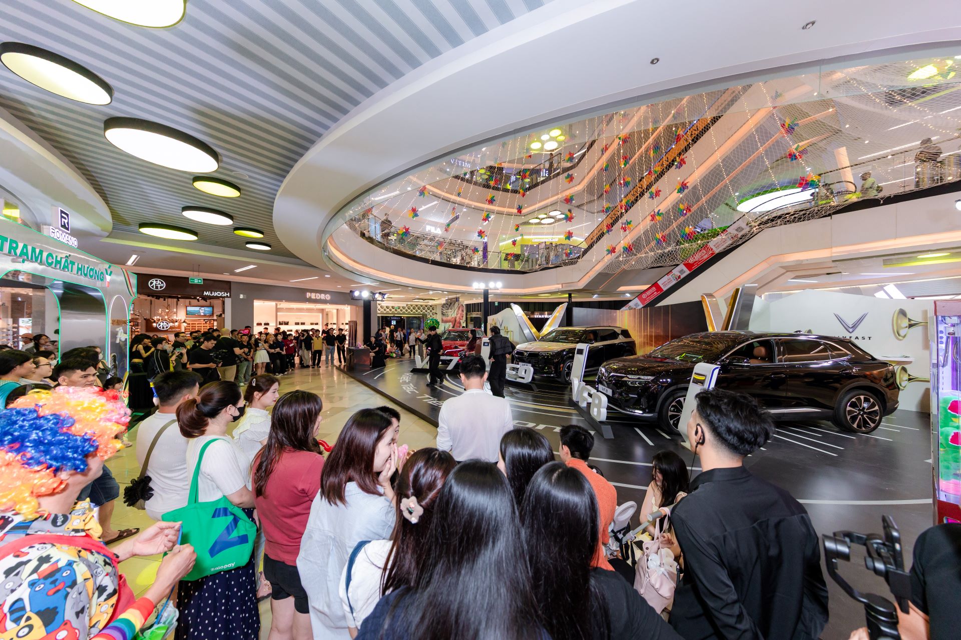 Bộ ba VinFast VF 7, VF 8, VF 9 hút khách tại ngày hội trải nghiệm xe điện- Ảnh 1. Bộ ba VinFast VF 7, VF 8, VF 9 hút khách tại ngày hội trải nghiệm xe điện- Ảnh 1.