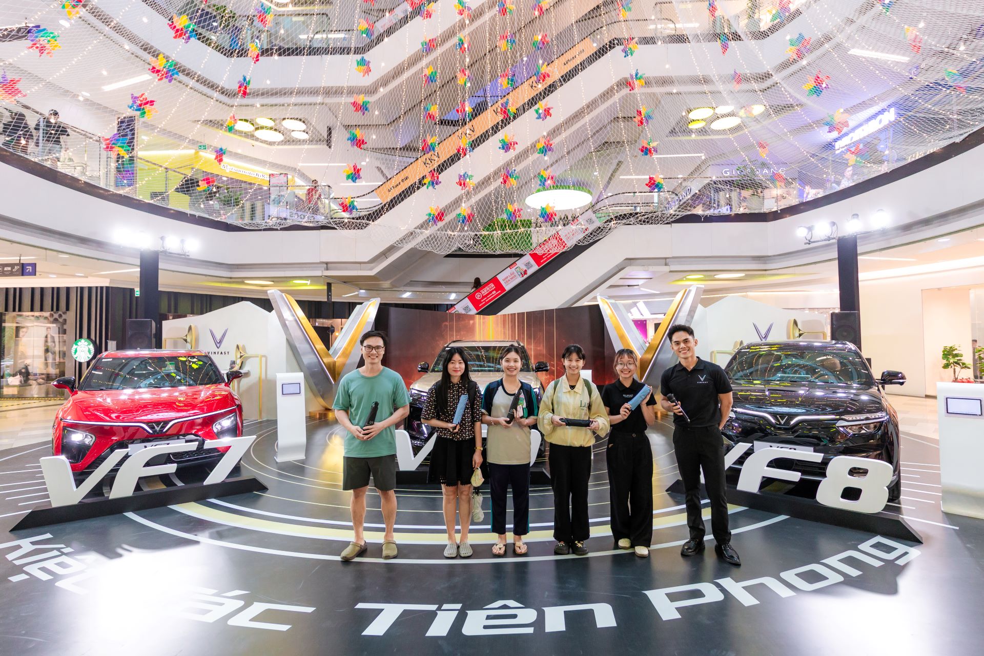 Bộ ba VinFast VF 7, VF 8, VF 9 hút khách tại ngày hội trải nghiệm xe điện- Ảnh 3. Bộ ba VinFast VF 7, VF 8, VF 9 hút khách tại ngày hội trải nghiệm xe điện- Ảnh 3.