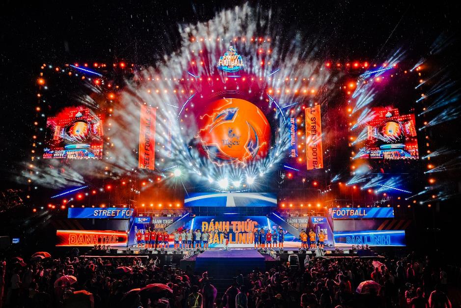 Khi 3.300 cầu thủ Việt cùng huyền thoại Manchester United tạo nên cơn sốt bóng đá đường phố- Ảnh 1. Khi 3.300 cầu thủ Việt cùng huyền thoại Manchester United tạo nên cơn sốt bóng đá đường phố- Ảnh 1.