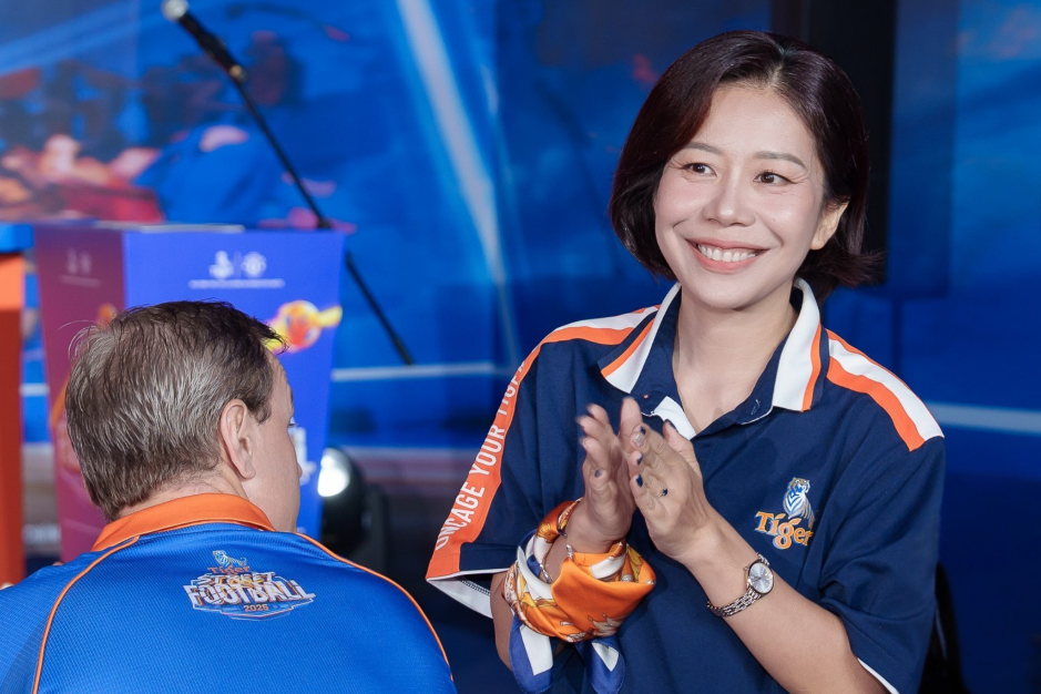 Khi 3.300 cầu thủ Việt cùng huyền thoại Manchester United tạo nên cơn sốt bóng đá đường phố- Ảnh 2. Khi 3.300 cầu thủ Việt cùng huyền thoại Manchester United tạo nên cơn sốt bóng đá đường phố- Ảnh 2.