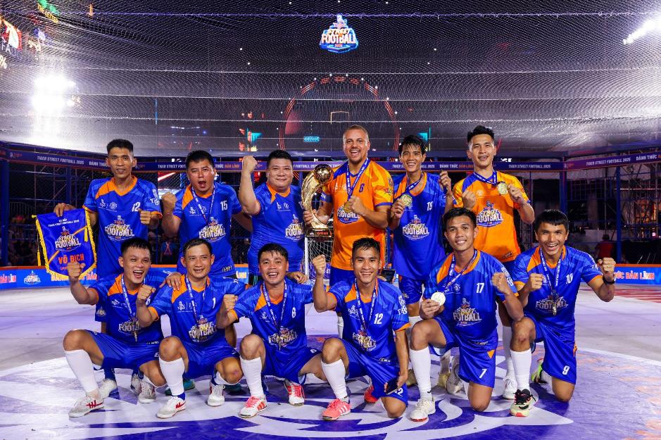 Khi 3.300 cầu thủ Việt cùng huyền thoại Manchester United tạo nên cơn sốt bóng đá đường phố- Ảnh 4. Khi 3.300 cầu thủ Việt cùng huyền thoại Manchester United tạo nên cơn sốt bóng đá đường phố- Ảnh 4.