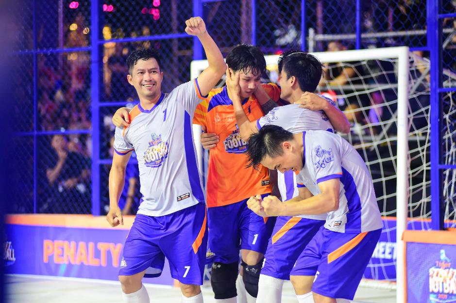 Khi 3.300 cầu thủ Việt cùng huyền thoại Manchester United tạo nên cơn sốt bóng đá đường phố- Ảnh 5. Khi 3.300 cầu thủ Việt cùng huyền thoại Manchester United tạo nên cơn sốt bóng đá đường phố- Ảnh 5.