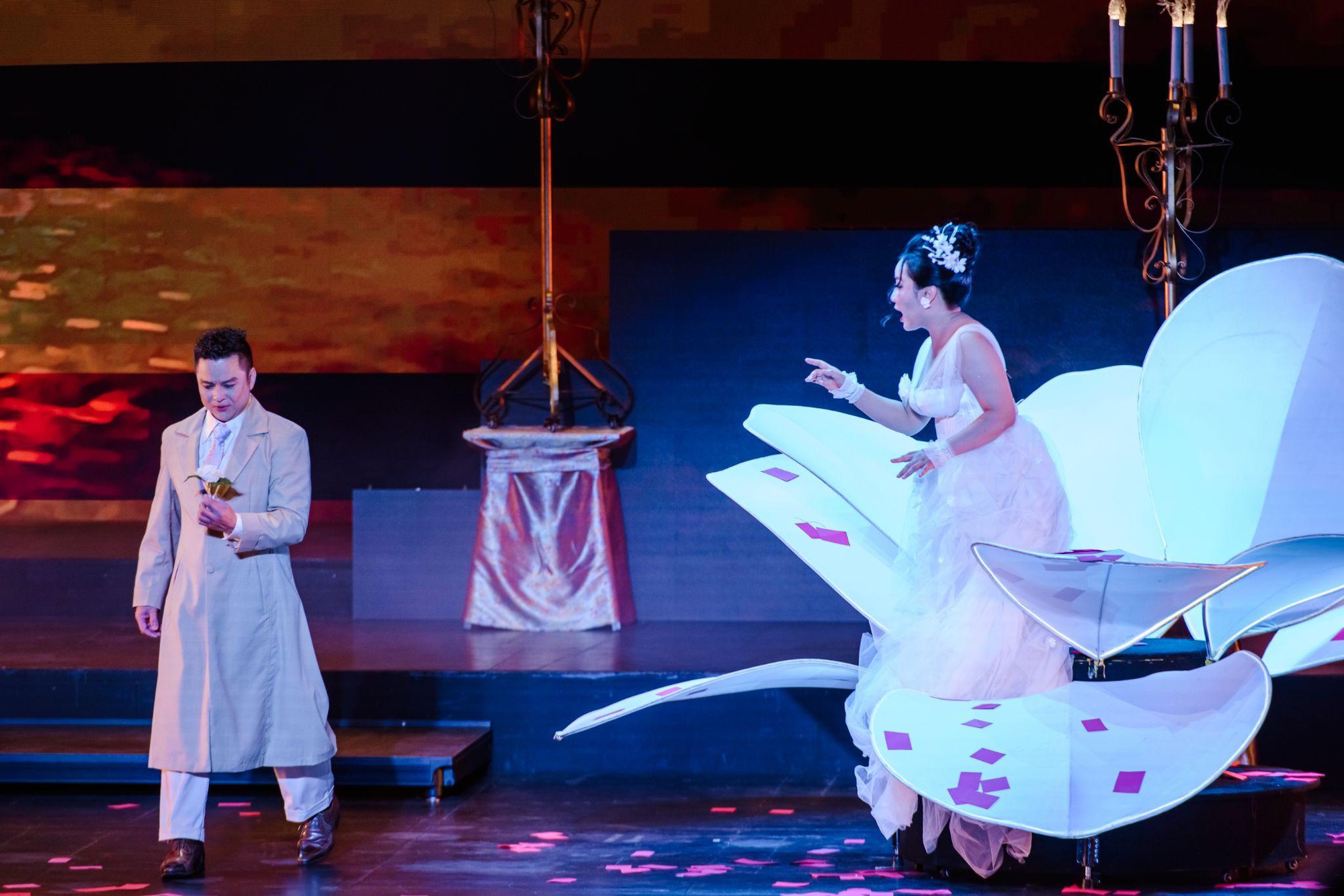 Khán giả Hà Nội đắm chìm trong bản tình ca bi tráng La Traviata- Ảnh 2. Khán giả Hà Nội đắm chìm trong bản tình ca bi tráng La Traviata- Ảnh 2.