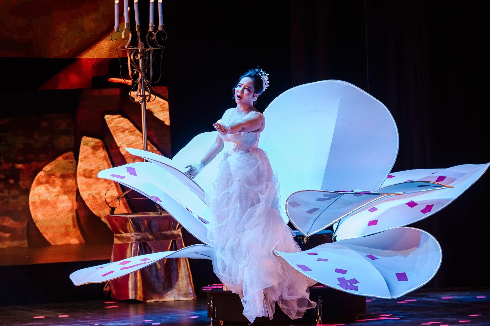 Khán giả Hà Nội đắm chìm trong bản tình ca bi tráng La Traviata- Ảnh 3. Khán giả Hà Nội đắm chìm trong bản tình ca bi tráng La Traviata- Ảnh 3.