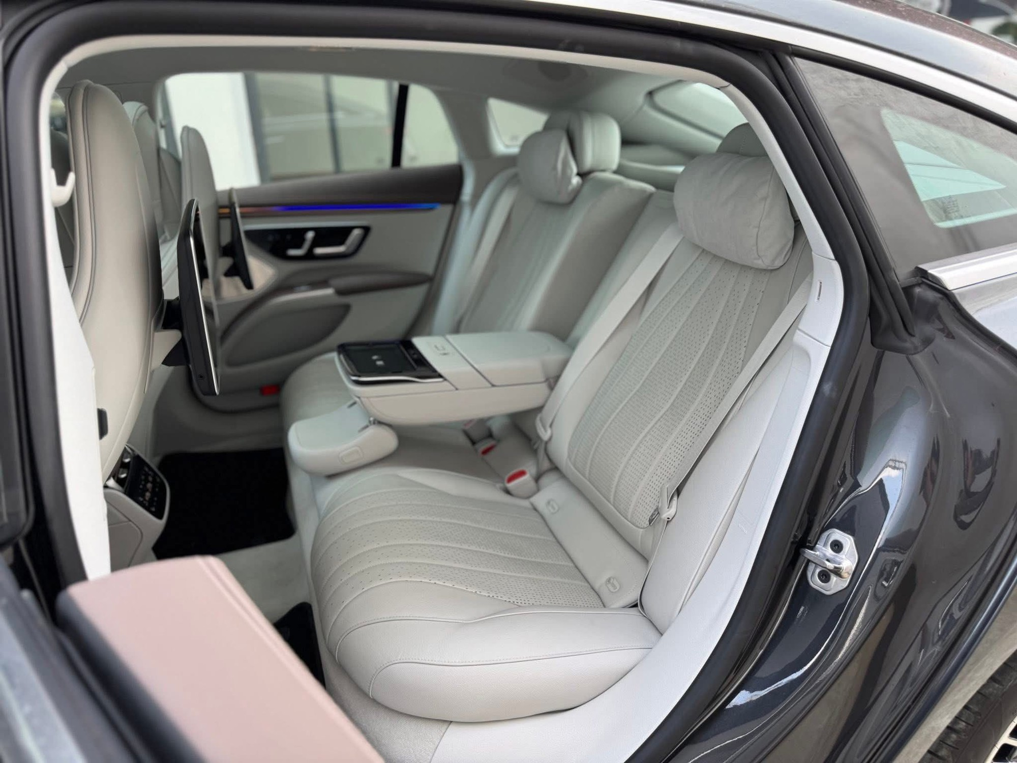 Ở Việt Nam có chiếc xe điện đi 1 km 'đánh rơi' 1,6 triệu đồng, đi 1.500 km mất 40% giá trị: Giá quá hời?- Ảnh 3. Ở Việt Nam có chiếc xe điện đi 1 km 'đánh rơi' 1,6 triệu đồng, đi 1.500 km mất 40% giá trị: Giá quá hời?- Ảnh 3.