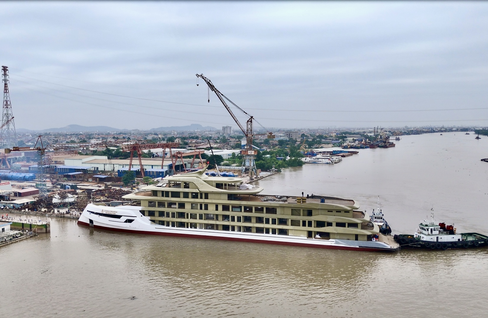 Du thuyền 6 sao Athena Premium chính thức hạ thủy: Biểu tượng xa hoa mới trên vịnh di sản- Ảnh 1.