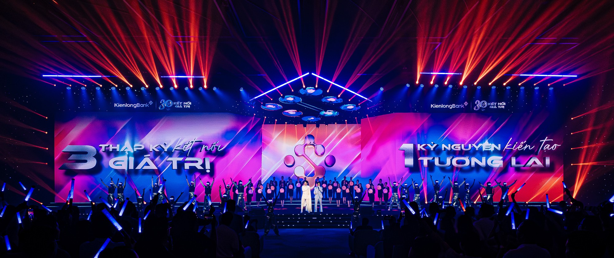 “Concert công nghệ” của KienlongBank viết tiếp hành trình 30 năm “Kết nối giá trị”- Ảnh 5. “Concert công nghệ” của KienlongBank viết tiếp hành trình 30 năm “Kết nối giá trị”- Ảnh 5.