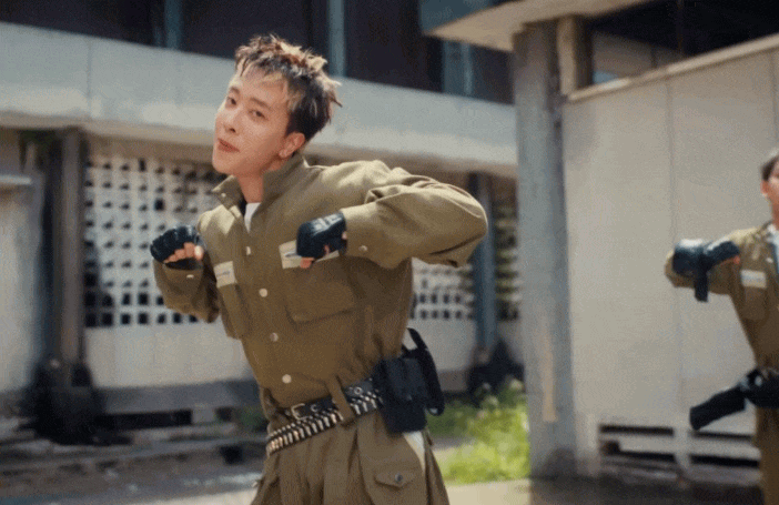 Nam ca sĩ “flop bằng thực lực”, nhạc chán - MV như “rã đông” thời 2000s?- Ảnh 2. Nam ca sĩ “flop bằng thực lực”, nhạc chán - MV như “rã đông” thời 2000s?- Ảnh 2.