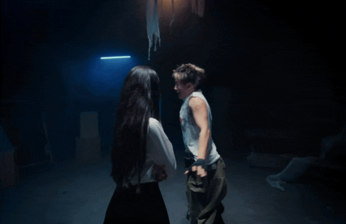 Nam ca sĩ “flop bằng thực lực”, nhạc chán - MV như “rã đông” thời 2000s?- Ảnh 3. Nam ca sĩ “flop bằng thực lực”, nhạc chán - MV như “rã đông” thời 2000s?- Ảnh 3.