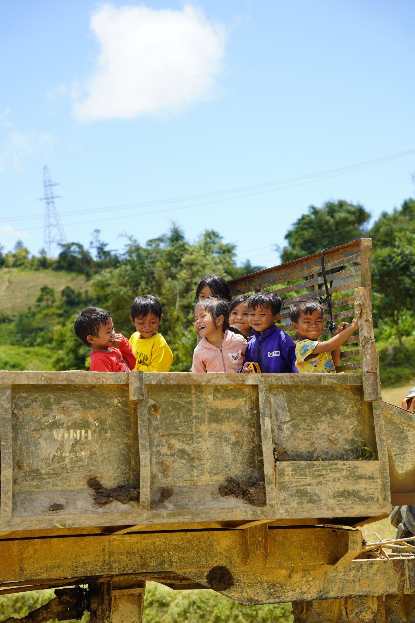 "Khoai chở trăm nụ cười về bản": Khi tấm lòng phố thị đáp lại nụ cười vùng cao- Ảnh 1. "Khoai chở trăm nụ cười về bản": Khi tấm lòng phố thị đáp lại nụ cười vùng cao- Ảnh 1.