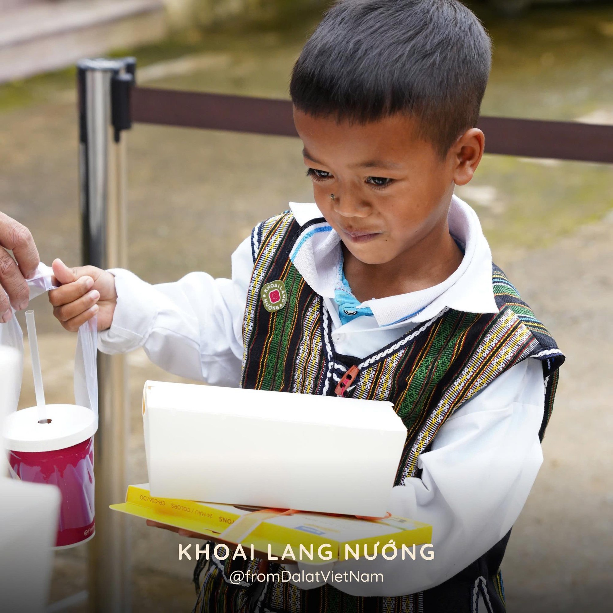 "Khoai chở trăm nụ cười về bản": Khi tấm lòng phố thị đáp lại nụ cười vùng cao- Ảnh 2. "Khoai chở trăm nụ cười về bản": Khi tấm lòng phố thị đáp lại nụ cười vùng cao- Ảnh 2.