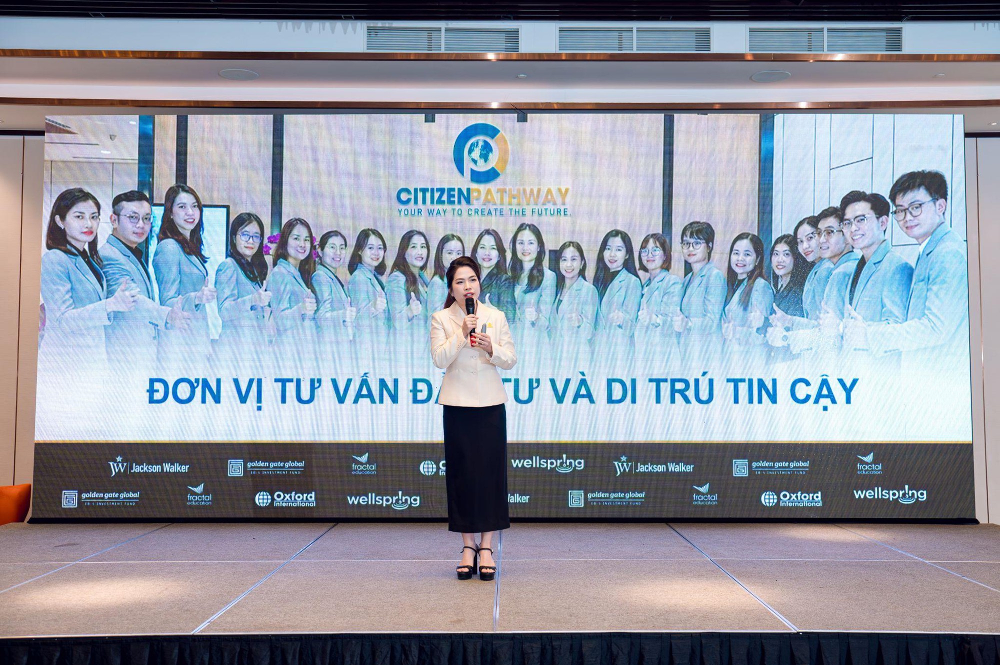 So sánh EB-5 và EB-1C 2025: Đâu là con đường định cư Mỹ tối ưu cho nhà đầu tư Việt?- Ảnh 1.