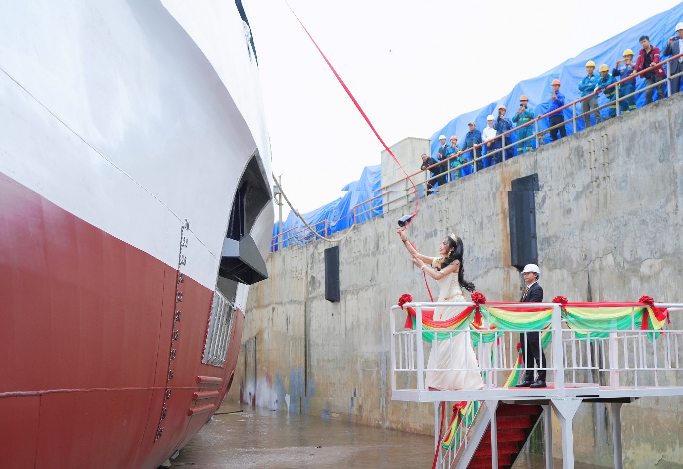 Du thuyền 6 sao Athena Premium chính thức hạ thủy: Biểu tượng xa hoa mới trên vịnh di sản- Ảnh 2.