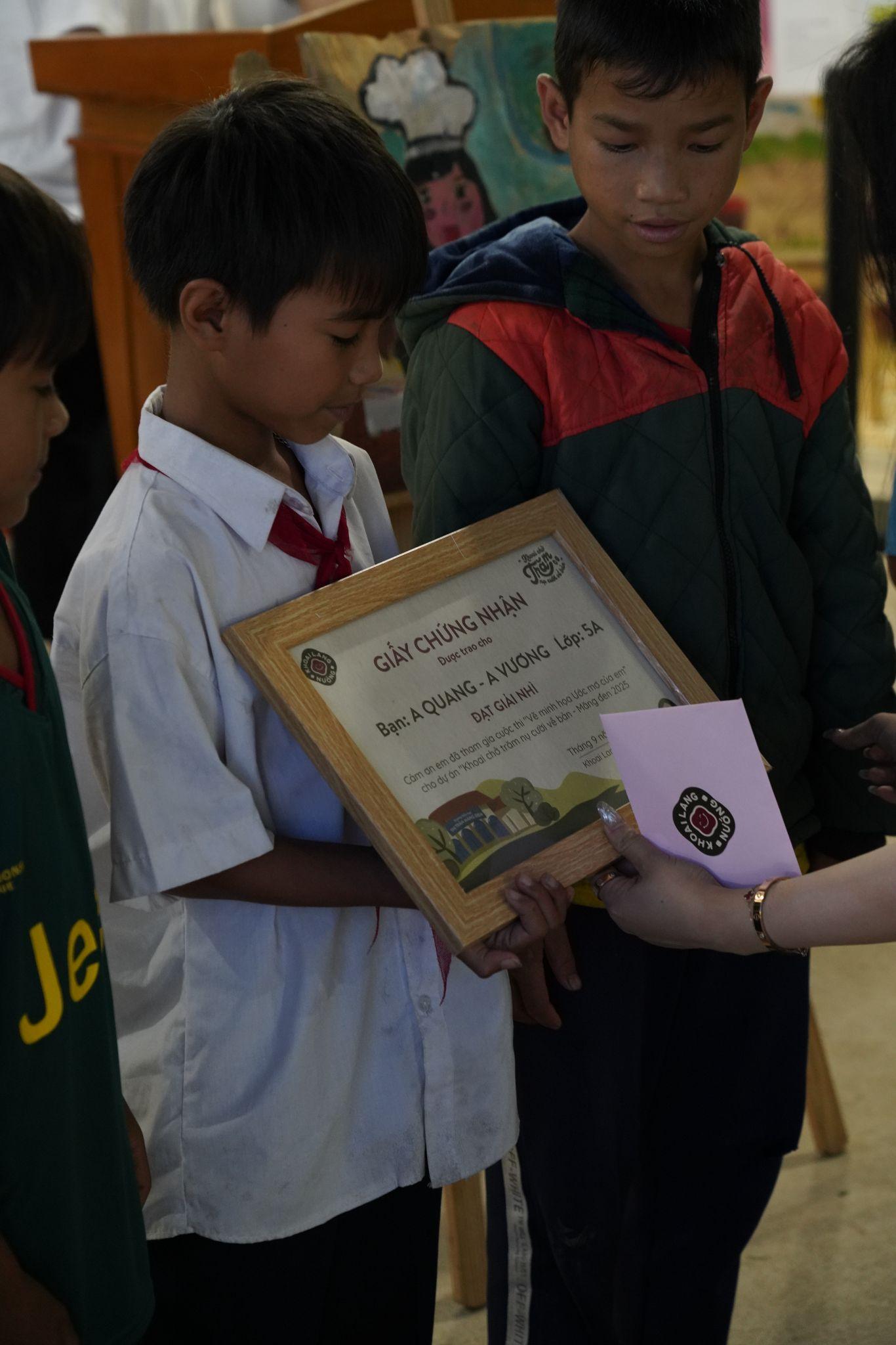 "Khoai chở trăm nụ cười về bản": Khi tấm lòng phố thị đáp lại nụ cười vùng cao- Ảnh 5. "Khoai chở trăm nụ cười về bản": Khi tấm lòng phố thị đáp lại nụ cười vùng cao- Ảnh 5.