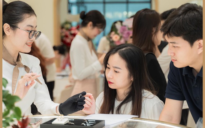 Tierra đón tiếp đông đảo cặp đôi đến chọn nhẫn cưới kim cương tại 40 Phố Huế- Ảnh 1.