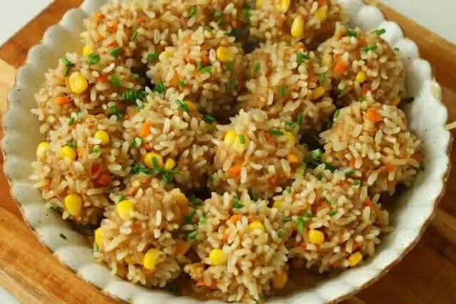 Trộn 4 nguyên liệu đơn giản rồi vo tròn và hấp: Ngon bất ngờ, thơm lừng dùng ăn sáng, trưa hay tối đều hợp- Ảnh 7. Trộn 4 nguyên liệu đơn giản rồi vo tròn và hấp: Ngon bất ngờ, thơm lừng dùng ăn sáng, trưa hay tối đều hợp- Ảnh 7.