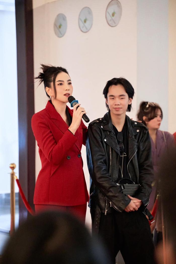 Sao Việt lấy chồng lần 2 giờ ở biệt thự xa hoa: Đẹp còn học hành giỏi giang, em trai cũng  Sao Việt lấy chồng lần 2 giờ ở biệt thự xa hoa: Đẹp còn học hành giỏi giang, em trai cũng