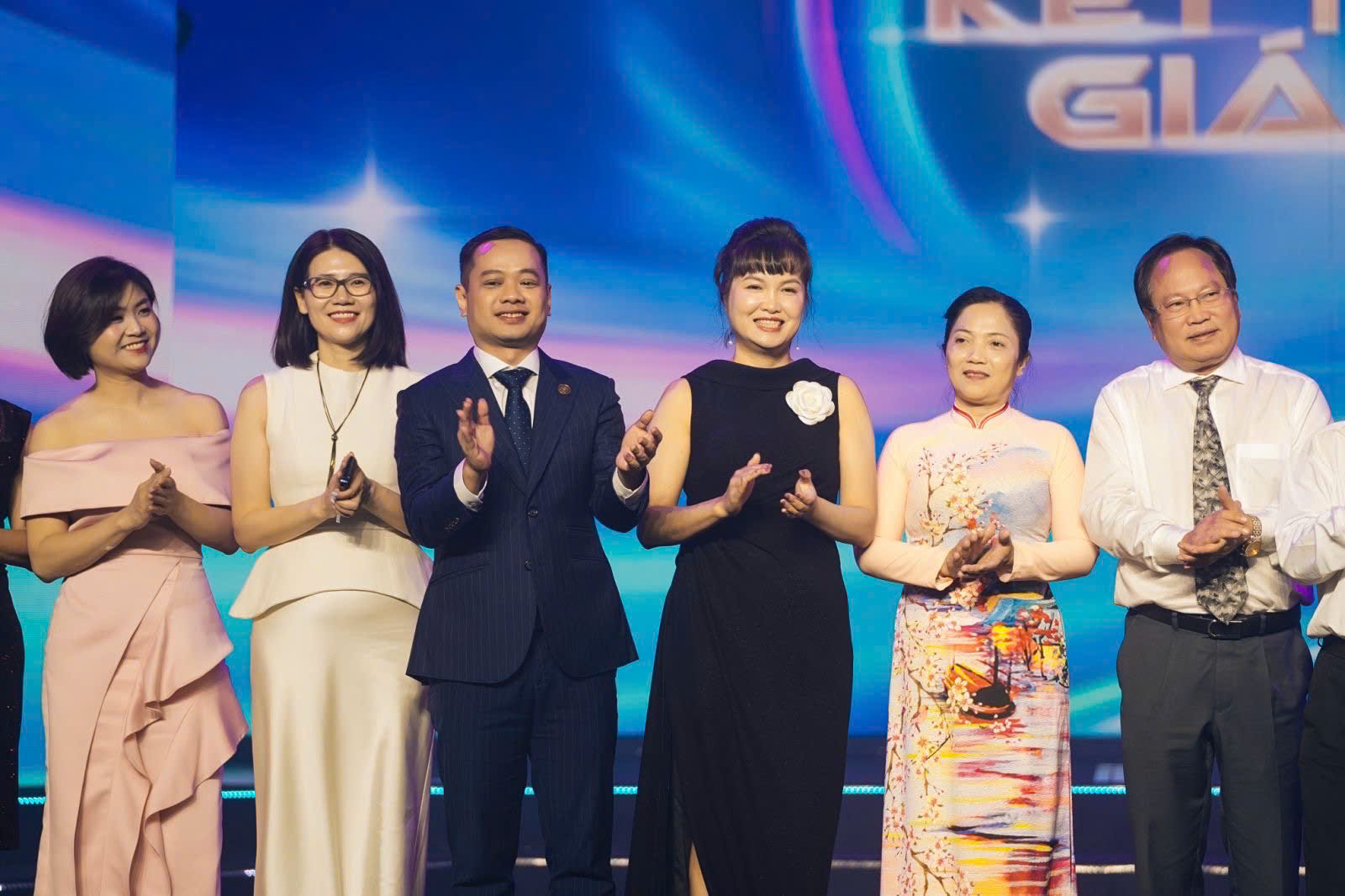 “Concert công nghệ” của KienlongBank viết tiếp hành trình 30 năm “Kết nối giá trị”- Ảnh 1. “Concert công nghệ” của KienlongBank viết tiếp hành trình 30 năm “Kết nối giá trị”- Ảnh 1.