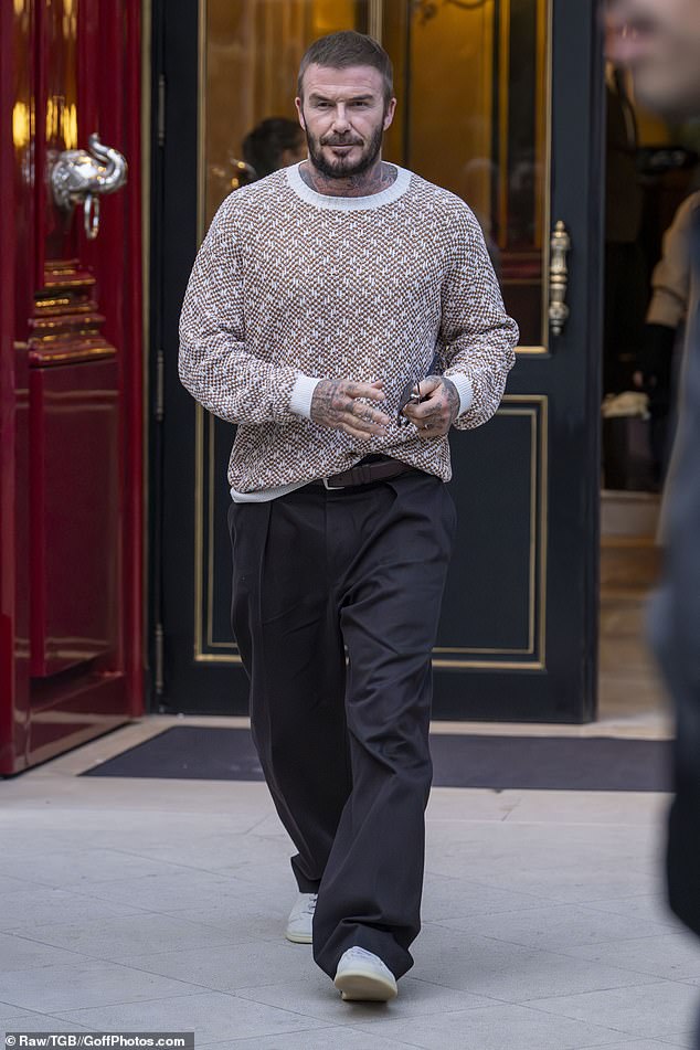 Harper Beckham giản dị xuống phố vẫn toát lên khí chất tiểu thư, "ông chú" David Beckham diện áo hồng đi tìm vợ - Victoria- Ảnh 2.