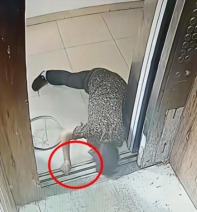 Clip 46 giây "bà áo báo" có hành động thiếu IQ làm thang máy biến dạng, phát tín hiệu dừng khẩn cấp- Ảnh 2.