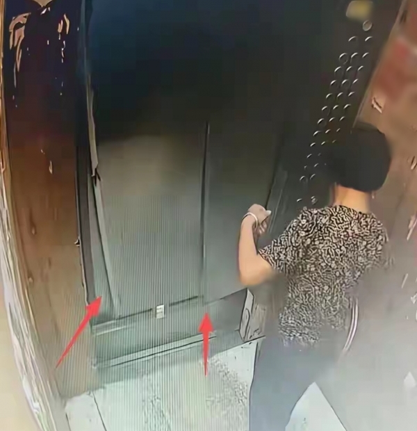 Clip 46 giây "bà áo báo" có hành động thiếu IQ làm thang máy biến dạng, phát tín hiệu dừng khẩn cấp- Ảnh 3.