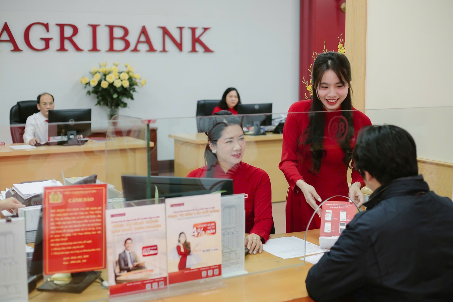 Agribank đẩy mạnh sắp xếp tổ chức mạng lưới theo hướng tăng cường phát triển "tam nông"- Ảnh 4.
