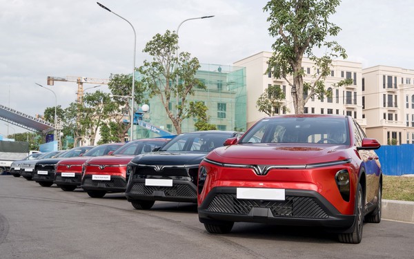 Tài xế dịch vụ tính bài toán “một vốn bốn lời” khi mua VinFast Limo Green- Ảnh 1.