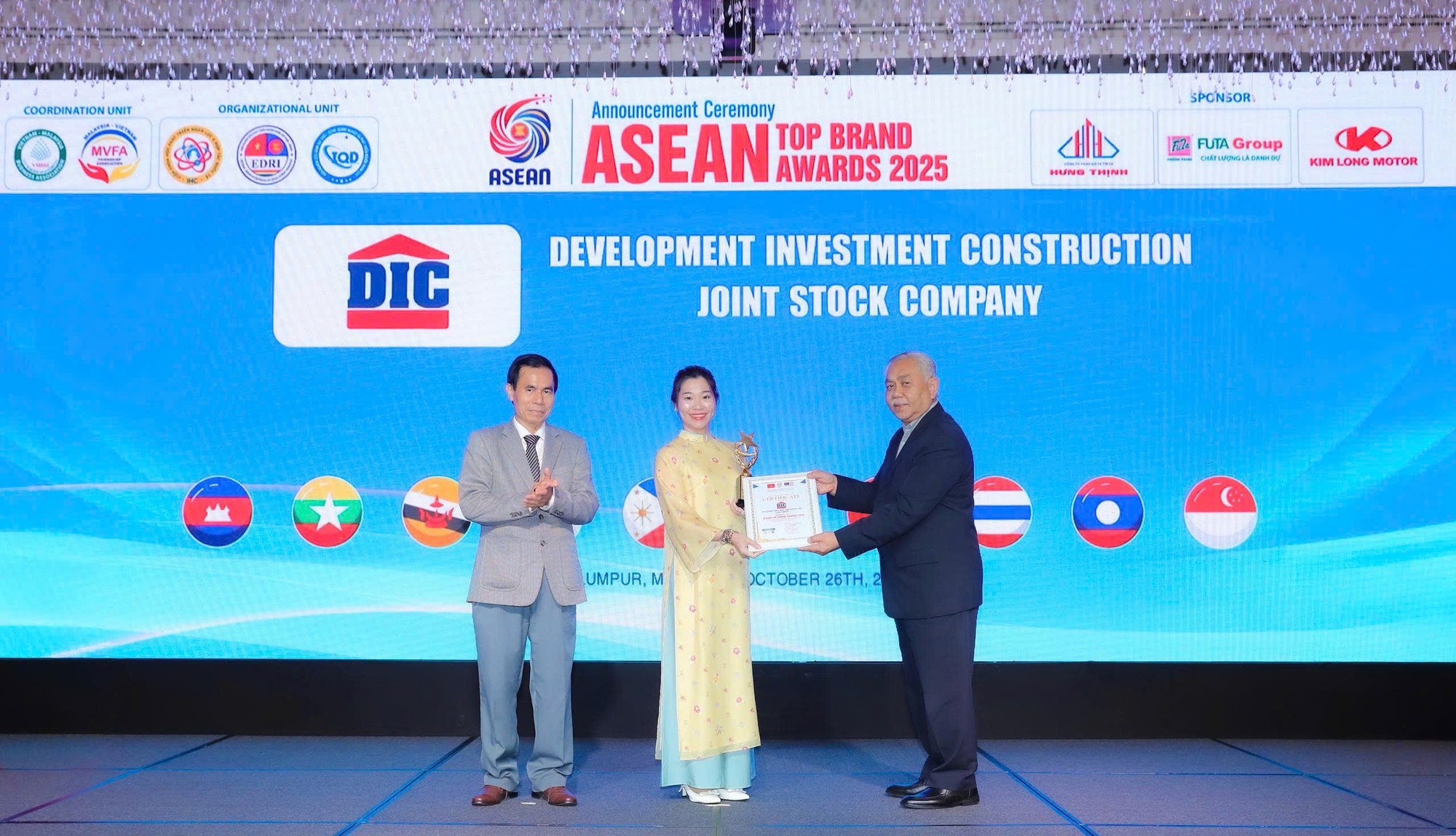 Tập đoàn DIC nhận giải thưởng Top 10 Thương hiệu uy tín hàng đầu ASEAN 2025- Ảnh 2. Tập đoàn DIC nhận giải thưởng Top 10 Thương hiệu uy tín hàng đầu ASEAN 2025- Ảnh 2.