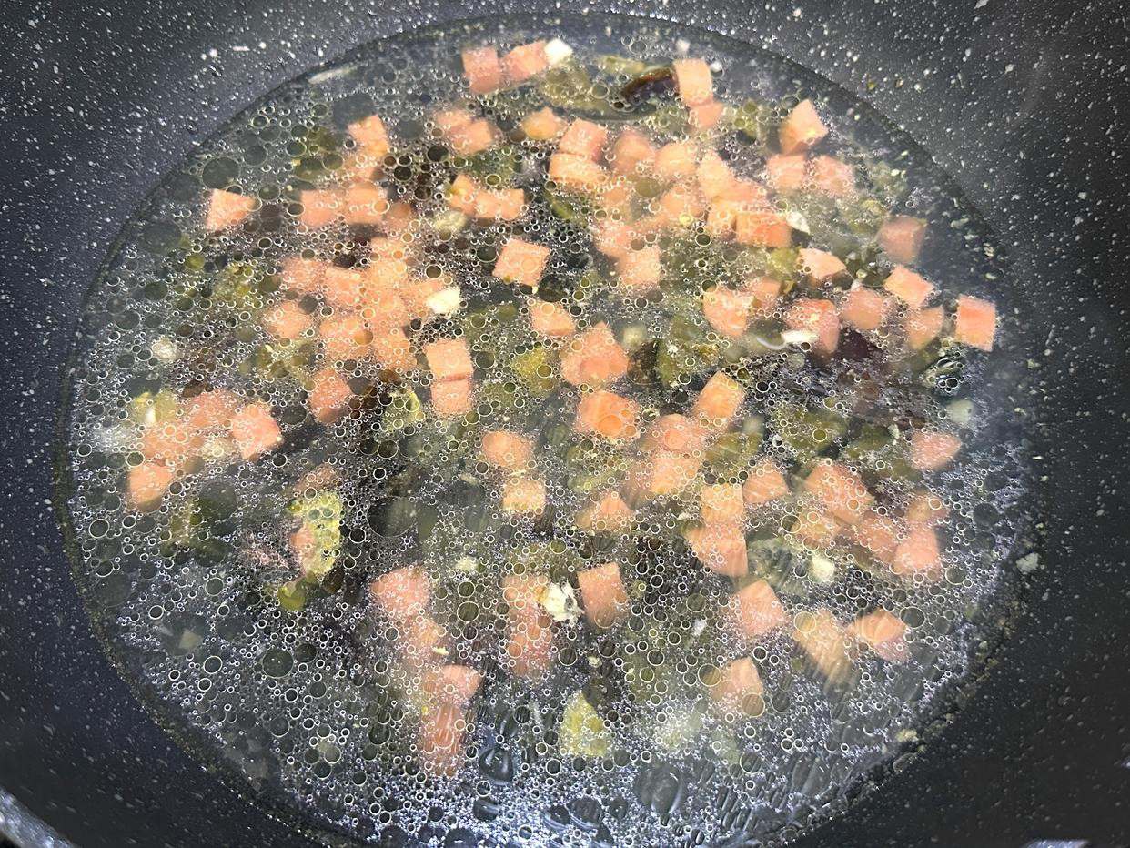 Đi chợ thấy loại rau này đừng bỏ qua: Chỉ vài nguyên liệu nấu bát canh ngon mà chồng con khen ngon tới tấp- Ảnh 4.