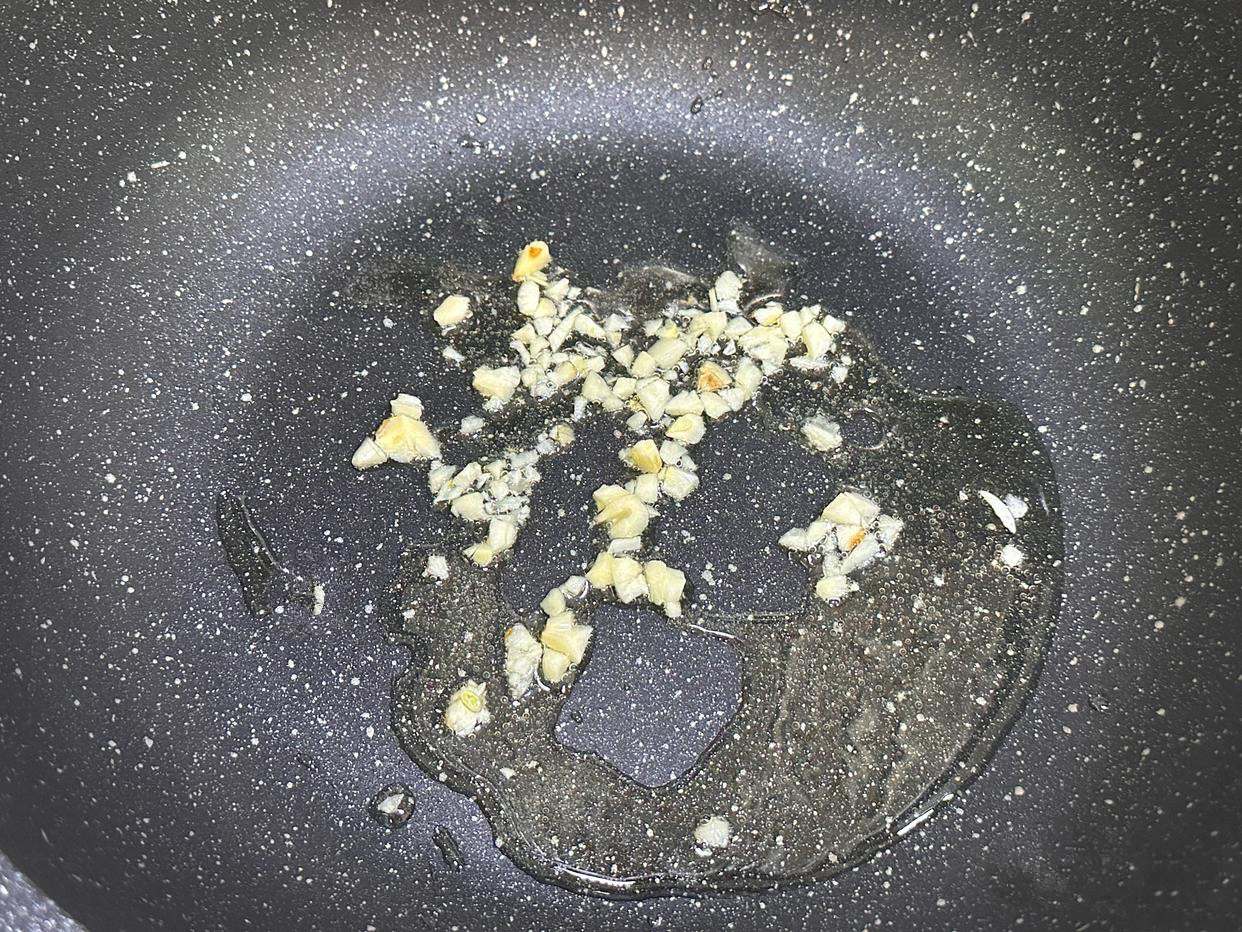 Đi chợ thấy loại rau này đừng bỏ qua: Chỉ vài nguyên liệu nấu bát canh ngon mà chồng con khen ngon tới tấp- Ảnh 2.