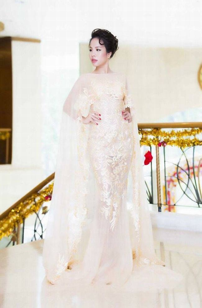 Chân dung "mắt xích" mới trong vụ Hoàng Hường: Từng điều hành “đế chế" bác sĩ giả mạo, tung ra hàng chục “thần dược”- Ảnh 3. Chân dung "mắt xích" mới trong vụ Hoàng Hường: Từng điều hành “đế chế" bác sĩ giả mạo, tung ra hàng chục “thần dược”- Ảnh 3.