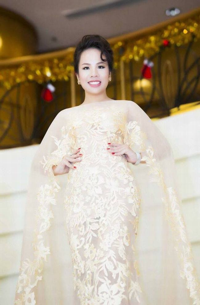 Chân dung "mắt xích" mới trong vụ Hoàng Hường: Từng điều hành “đế chế" bác sĩ giả mạo, tung ra hàng chục “thần dược”- Ảnh 2. Chân dung "mắt xích" mới trong vụ Hoàng Hường: Từng điều hành “đế chế" bác sĩ giả mạo, tung ra hàng chục “thần dược”- Ảnh 2.