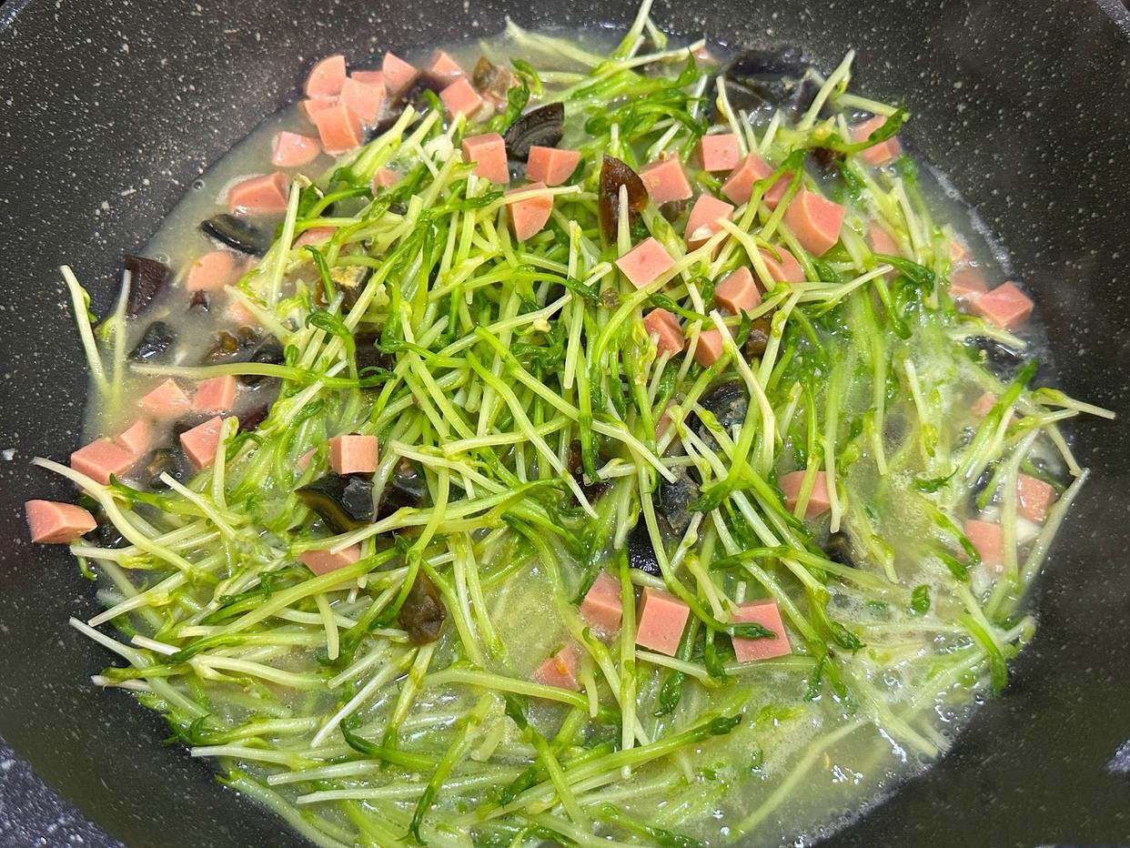 Đi chợ thấy loại rau này đừng bỏ qua: Chỉ vài nguyên liệu nấu bát canh ngon mà chồng con khen ngon tới tấp- Ảnh 5.