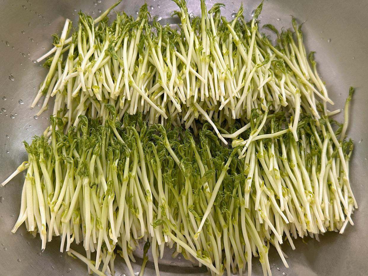 Đi chợ thấy loại rau này đừng bỏ qua: Chỉ vài nguyên liệu nấu bát canh ngon mà chồng con khen ngon tới tấp- Ảnh 1.