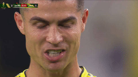 Khán giả nín thở với khoảnh khắc Ronaldo lẩm nhẩm trước cú phạt quan trọng - Ảnh 1. Khán giả nín thở với khoảnh khắc Ronaldo lẩm nhẩm trước cú phạt quan trọng - Ảnh 1.