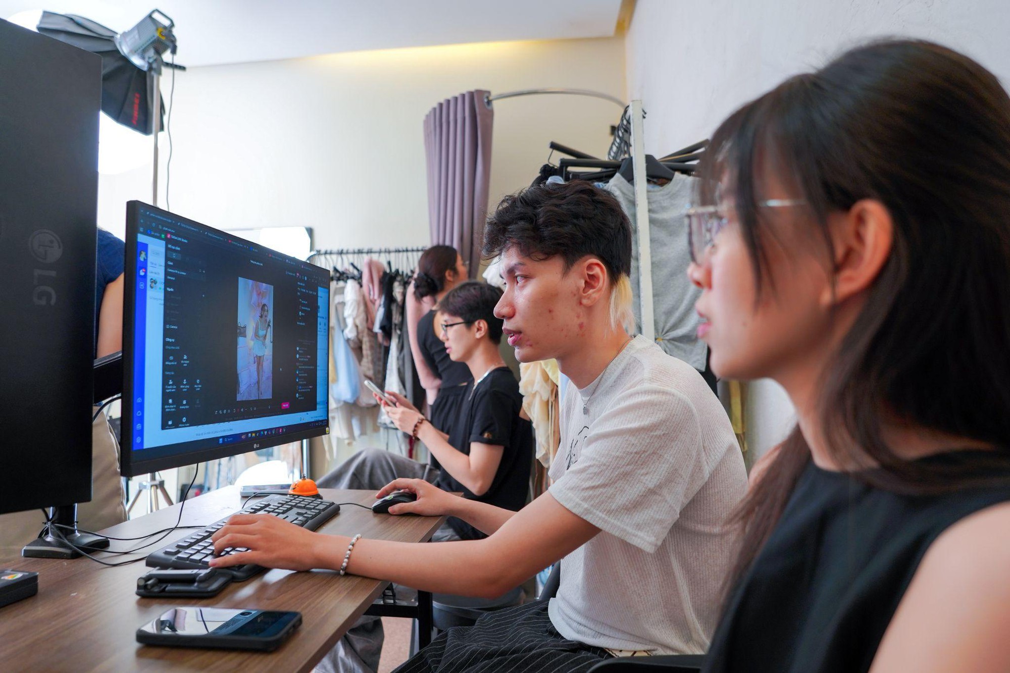 Livestream của LSOUL trên Shopee đưa thời trang Việt đến Singapore- Ảnh 4. Livestream của LSOUL trên Shopee đưa thời trang Việt đến Singapore- Ảnh 4.