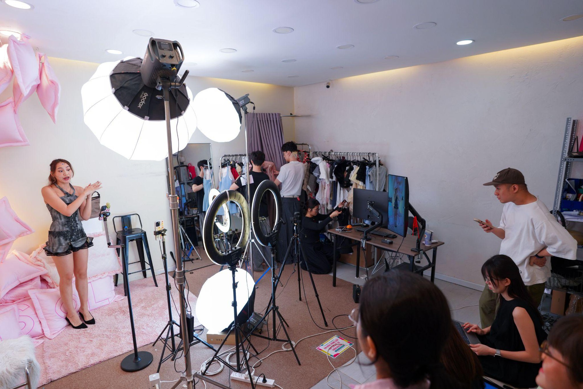 Livestream của LSOUL trên Shopee đưa thời trang Việt đến Singapore- Ảnh 3. Livestream của LSOUL trên Shopee đưa thời trang Việt đến Singapore- Ảnh 3.