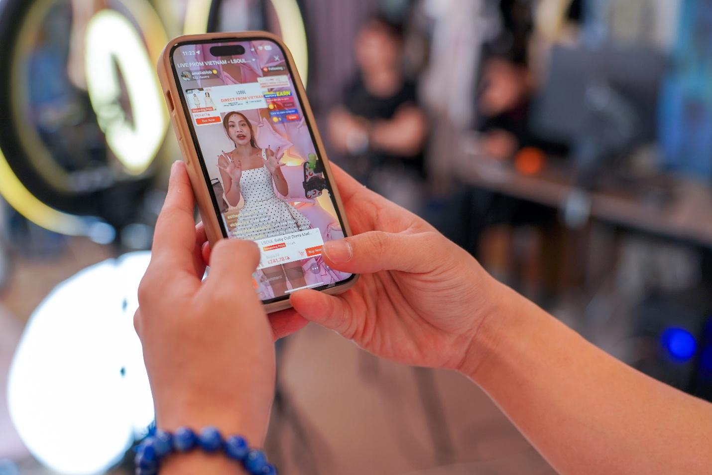 Livestream của LSOUL trên Shopee đưa thời trang Việt đến Singapore- Ảnh 6. Livestream của LSOUL trên Shopee đưa thời trang Việt đến Singapore- Ảnh 6.