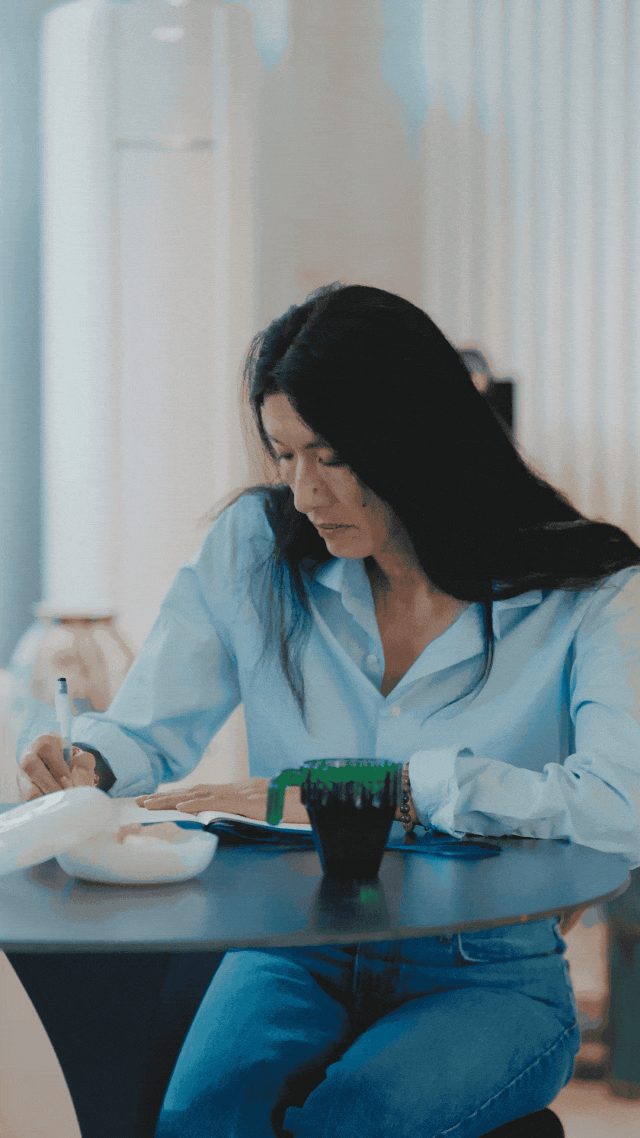 "Nàng dâu nhà Givenchy" phiên bản trung niên mới: 52 tuổi "khởi động" lại đời mình và bùng nổ thành siêu mẫu hạng A- Ảnh 18. "Nàng dâu nhà Givenchy" phiên bản trung niên mới: 52 tuổi "khởi động" lại đời mình và bùng nổ thành siêu mẫu hạng A- Ảnh 18.