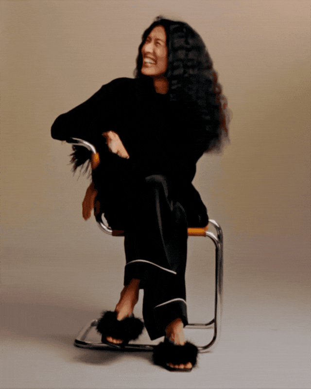 "Nàng dâu nhà Givenchy" phiên bản trung niên mới: 52 tuổi "khởi động" lại đời mình và bùng nổ thành siêu mẫu hạng A- Ảnh 8. "Nàng dâu nhà Givenchy" phiên bản trung niên mới: 52 tuổi "khởi động" lại đời mình và bùng nổ thành siêu mẫu hạng A- Ảnh 8.