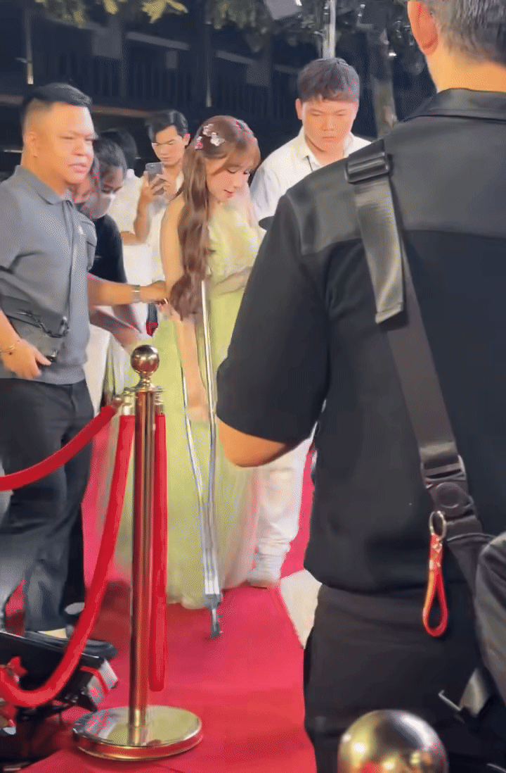 Hòa Minzy phải ngồi xe lăn, tình trạng chấn thương gây lo lắng- Ảnh 1. Hòa Minzy phải ngồi xe lăn, tình trạng chấn thương gây lo lắng- Ảnh 1.