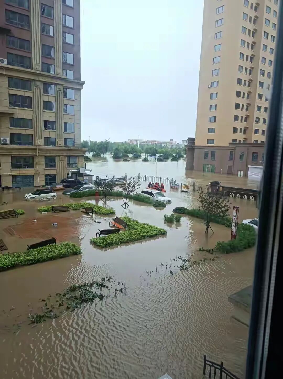 Tôi mất gần 40 triệu chỉ sau một trận mưa: Bài học đắt giá khi mua căn hộ tầng một vì tưởng "rẻ mà hời"- Ảnh 1. Tôi mất gần 40 triệu chỉ sau một trận mưa: Bài học đắt giá khi mua căn hộ tầng một vì tưởng "rẻ mà hời"- Ảnh 1.